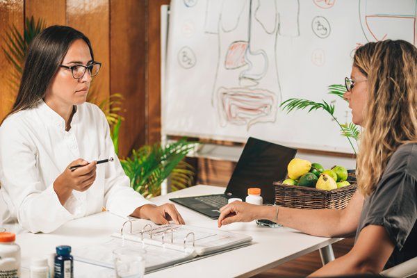 Nutritionist talking to a clientin an appointment setting